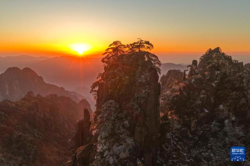 安徽黄山：雪霁日出映奇峰