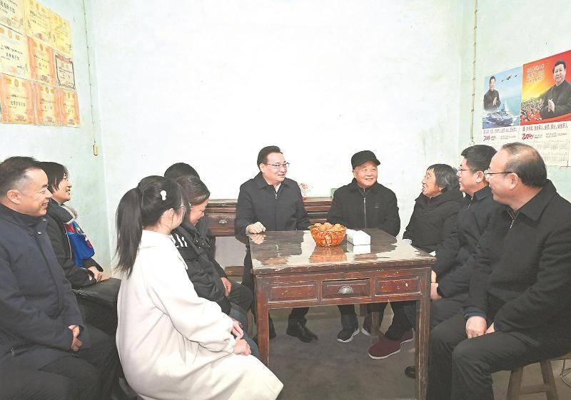 梁言顺深入潜山走访慰问老党员老战士和困难群众