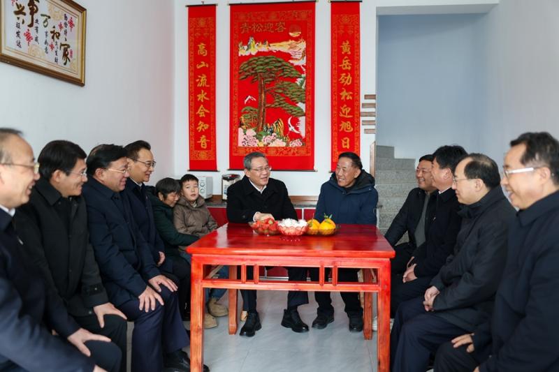李强在安徽看望慰问基层干部群众