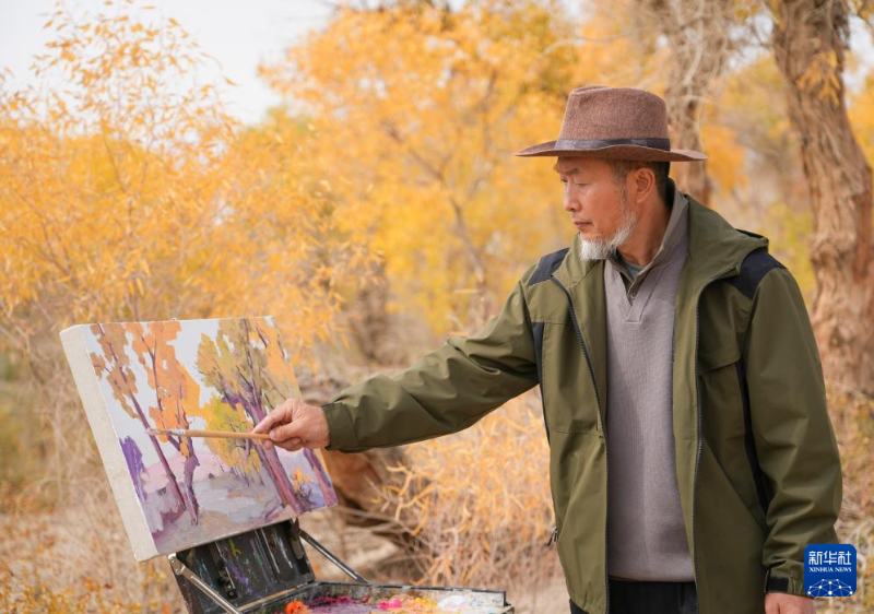 新疆：沙漠胡杨入画来